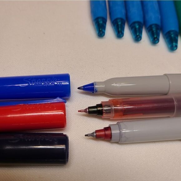 Lot of Papermate InkJoy 300RT Retractable Ballpoint Pens and Sharpie Mar… - Picture 2 of 3